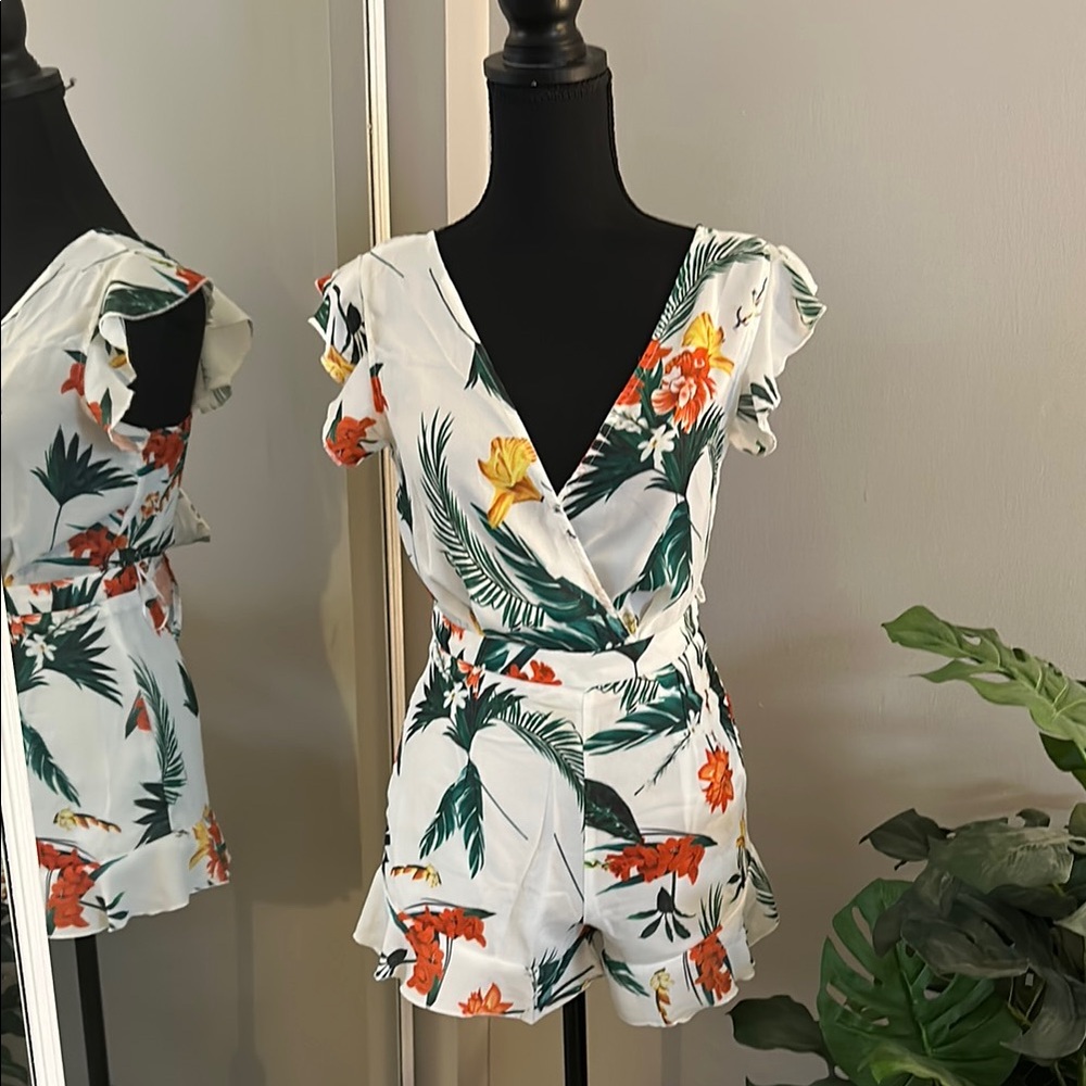 NWT PrettyLittleThing White Tropical Tie Back Playsuit Romper Size 0